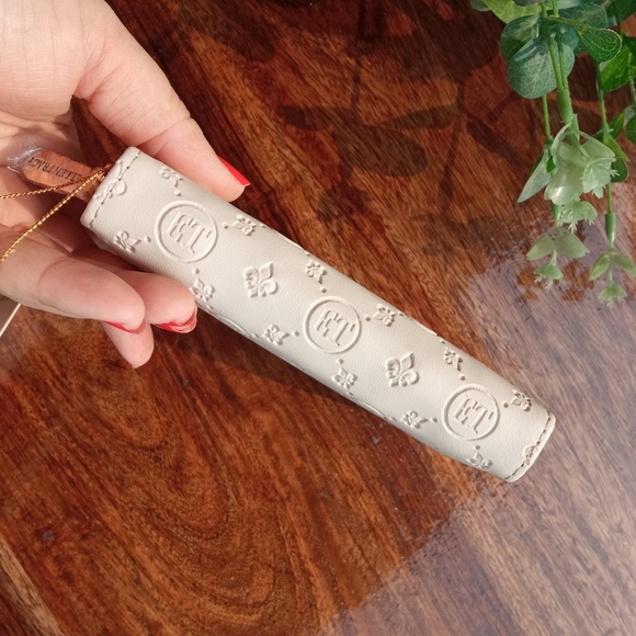 Original Ellen Tracy NWT Wallet *Light Cream Colour - Picture 10 of 17